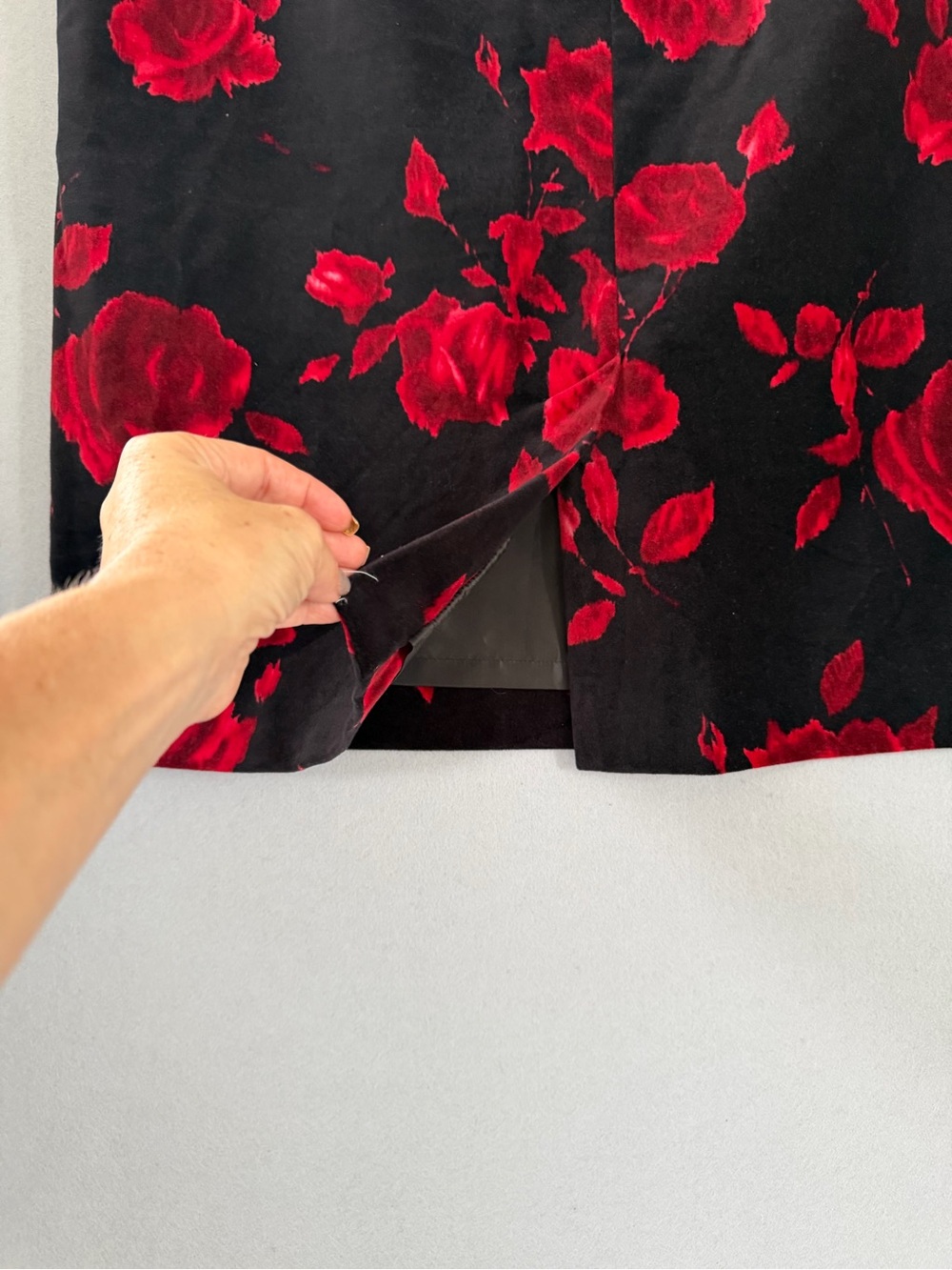 Talbots Red Rose Black Velveteen Pencil Skirt Size 16 Dark Romantic - Picture 4 of 12
